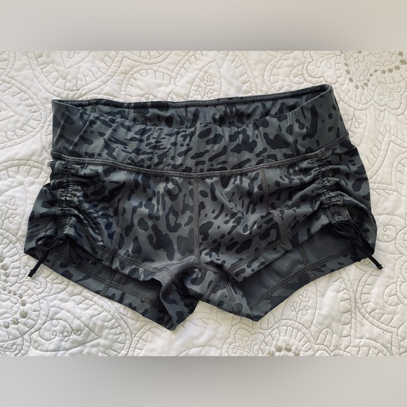 Lululemon Hot Hot Short size 6 - Picture 6 of 13